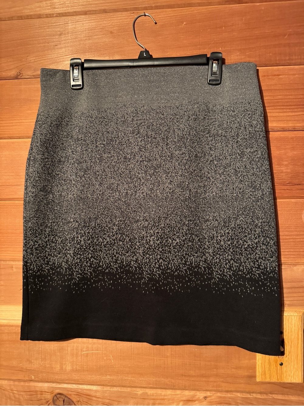 Gray-to-Black Gradient Knit Pencil Skirt